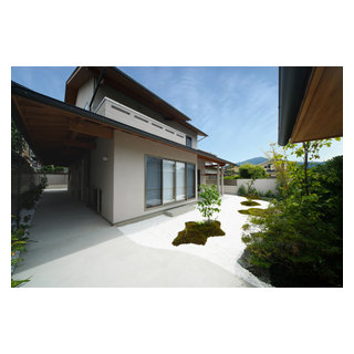 二世帯四世代の家 玄関アプローチと前庭 Japanese Exterior Kyoto By Nestdesign 杉本考次 Houzz