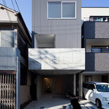 幅が狭い狭小地での駐車場を伴う３階建ての住宅 2 Kitchen Tokyo By 角倉剛建築設計事務所 Houzz