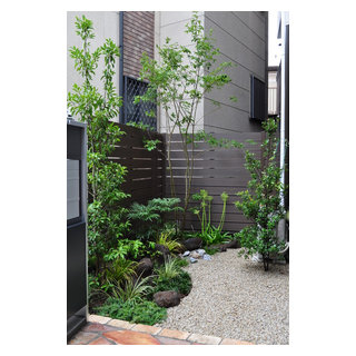 割れ石の水盤が風情を感じさせる 和風ナチュラルな庭 Yaponskij Sad Drugoe Ot Eksperta 造園 庭造り専門店 新美園 Houzz Rossiya