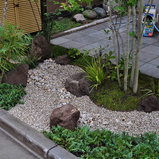 小庭の奥から流れる枯れ流れの動き Japanese Landscape Tokyo By 造園 庭造り専門店 新美園 Houzz