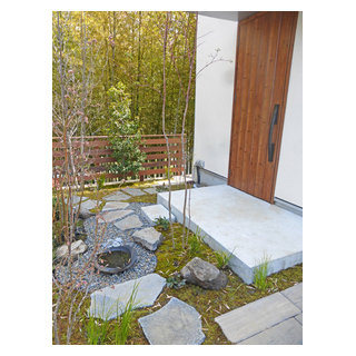 石割の水鉢と鉄平飛び石の渡り 石材を多用しながらも硬い風景に見せない作庭を Jardin Autres Perimetres Par 造園 庭造り専門店 新美園 Houzz