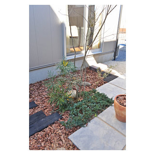 雑木と低木類を寄せ植えした野趣ある植栽群 Garden Other By 造園 庭造り専門店 新美園 Houzz Ie