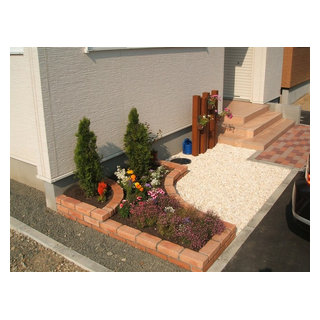 玄関前の小さな可愛いレンガの花壇 Farmhouse Entry Sapporo By 株式会社 六光園 Garden Life ｶﾞｰﾃﾞﾝﾗｲﾌ Houzz