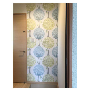 玄関 ナチュラルな北欧風のツリー柄壁紙でお客様をお出迎え Scandinavian Entry Other By Deco All Okayama デコール岡山 Houzz