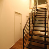 アクリルの蹴込み板を付けたシースルー階段 Modern Staircase Tokyo By カツデンアーキテック株式会社 Houzz