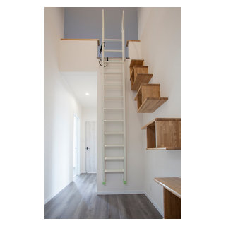 ロフトへ上るお洒落なハシゴと キャットウォークにもなる造作棚 Moderno Escalera Otras Zonas De エム ワイホーム Houzz