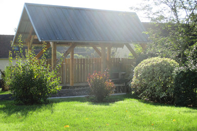 Cette image montre un abri de jardin séparé rustique de taille moyenne.