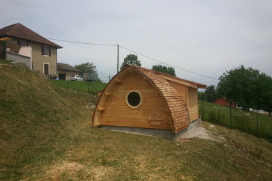 Réalisation d'un petit abri de jardin séparé minimaliste.