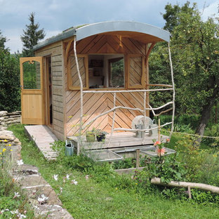 Idée de décoration pour un petit abri de jardin séparé chalet avec un abri de jardin.