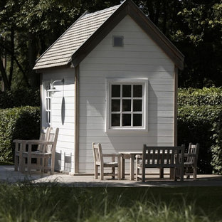 Cette photo montre un petit abri de jardin séparé chic avec un abri de jardin.