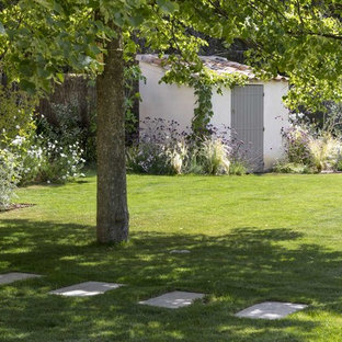 Cette image montre un abri de jardin séparé méditerranéen avec un abri de jardin.