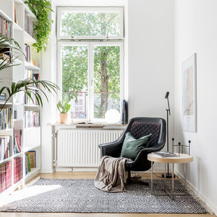 Inspiration för nordiska allrum, med vita väggar, ljust trägolv och beiget golv