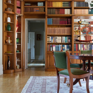 Idéer för att renovera ett stort vintage avskilt allrum, med ett bibliotek, vita väggar och beiget golv