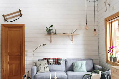 Foto de sala de estar abierta rural de tamaño medio sin chimenea y televisor con paredes blancas y suelo de madera clara