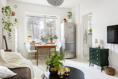 Inspiration för mellanstora minimalistiska allrum med öppen planlösning, med vita väggar och målat trägolv