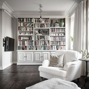 Idéer för ett nordiskt allrum med öppen planlösning, med ett bibliotek, beige väggar, mörkt trägolv, en väggmonterad TV och svart golv