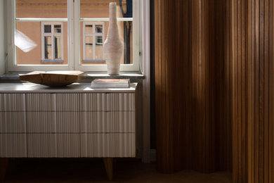 Foto de sala de estar contemporánea con suelo de madera en tonos medios