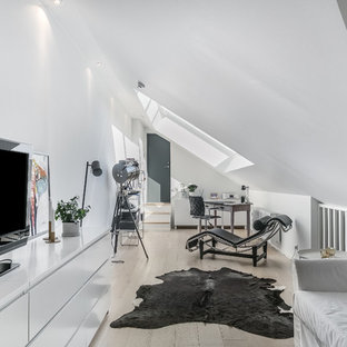 Idéer för att renovera ett nordiskt allrum, med vita väggar, en fristående TV och beiget golv