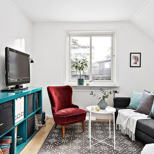 Inspiration för små skandinaviska allrum, med vita väggar, ljust trägolv, beiget golv och en fristående TV