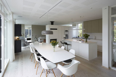 Diseño de sala de estar abierta escandinava de tamaño medio con suelo de madera clara y suelo beige