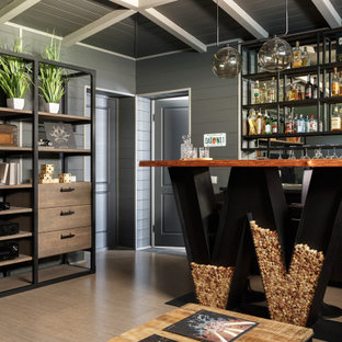 Ispirazione per un piccolo bancone bar country con lavello da incasso, nessun'anta, ante in legno bruno, top in laminato, paraspruzzi a specchio, pavimento in sughero, pavimento beige e top nero