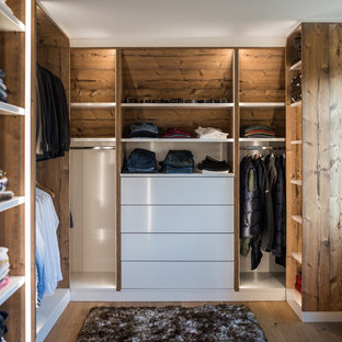 Mittelgroßer Uriger Begehbarer Kleiderschrank mit offenen Schränken, hellbraunen Holzschränken, braunem Holzboden und braunem Boden in Stuttgart