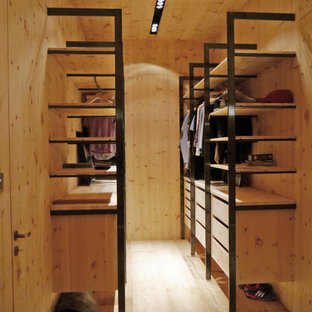 Idee per una cabina armadio unisex moderna di medie dimensioni con nessun'anta, ante in legno chiaro, parquet chiaro e pavimento beige
