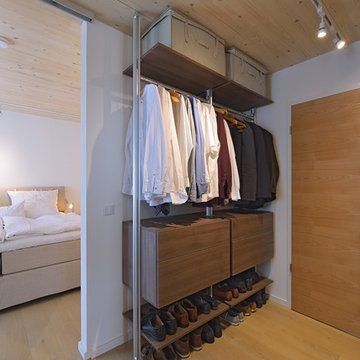 Ankleidezimmer mit Holz und Alu-System