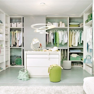 Foto på ett stort funkis walk-in-closet för kvinnor, med öppna hyllor och grönt golv