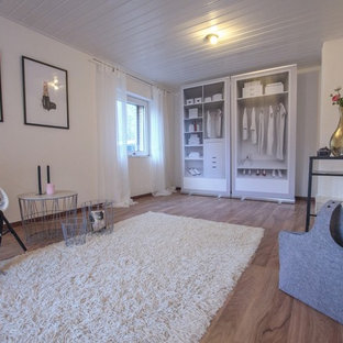 Immagine di uno spazio per vestirsi unisex scandinavo di medie dimensioni con pavimento in laminato
