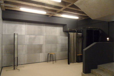 ボンにある高級な広いインダストリアルスタイルのおしゃれなフィッティングルーム (コンクリートの床) の写真