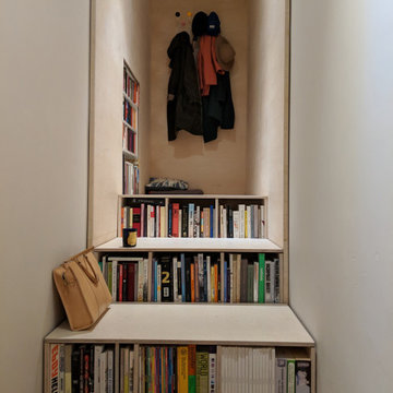 Garderobe und Bücherregal Berliner Apartment