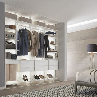 Diseño de vestidor de mujer, nórdico, de tamaño medio, con armarios abiertos, puertas de armario blancas, suelo de madera clara y suelo beige