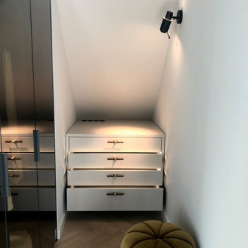 Kommode mit beleuchteten Schubladen in Dachschräge