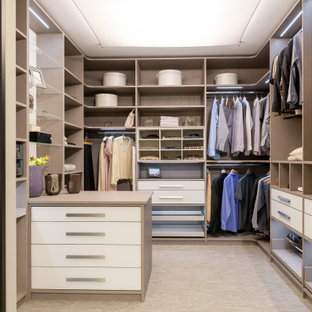 Mittelgroßer, Neutraler Moderner Begehbarer Kleiderschrank mit flächenbündigen Schrankfronten, beigen Schränken, Teppichboden und beigem Boden in München