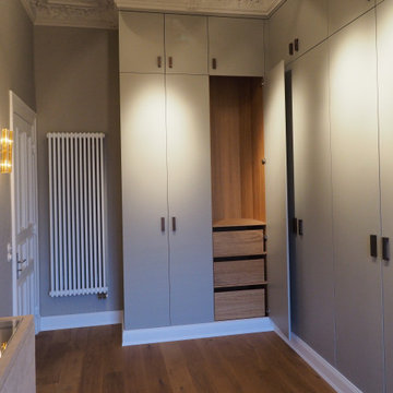 moderner Kleiderschrank im Ankleidezimmer - Holzschubladen innen