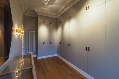 Foto de armario contemporáneo extra grande con armarios con paneles lisos