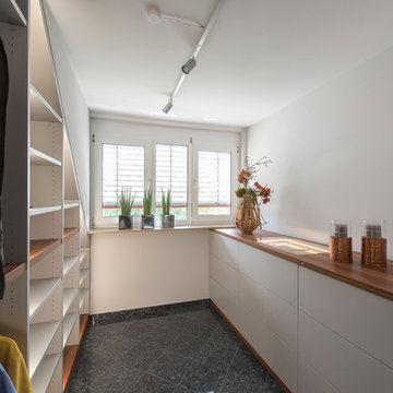 Modernes Schlafzimmer mit Raumteiler und Ankleide