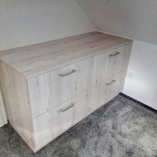 Diseño de armario y vestidor escandinavo con armarios con paneles lisos, puertas de armario de madera clara, moqueta y suelo gris