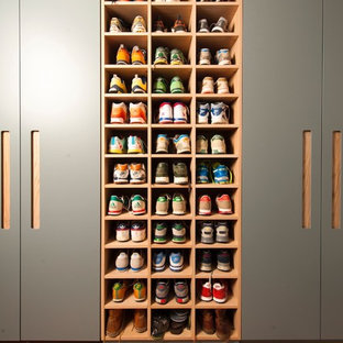 Immagine di un ampio armadio o armadio a muro unisex contemporaneo