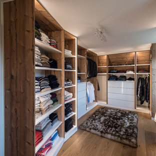Neutraler, Mittelgroßer Rustikaler Begehbarer Kleiderschrank mit offenen Schränken, hellbraunen Holzschränken, braunem Holzboden und braunem Boden in Stuttgart