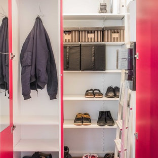Kleiner, Neutraler Skandinavischer Begehbarer Kleiderschrank mit flächenbündigen Schrankfronten, roten Schränken, dunklem Holzboden und braunem Boden in Berlin