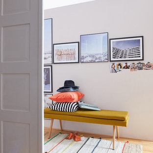 Cette image montre un dressing et rangement design avec un sol rose.