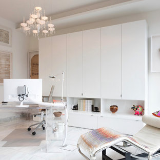 Modernes Arbeitszimmer mit weißer Wandfarbe, freistehendem Schreibtisch und weißem Boden in Bonn