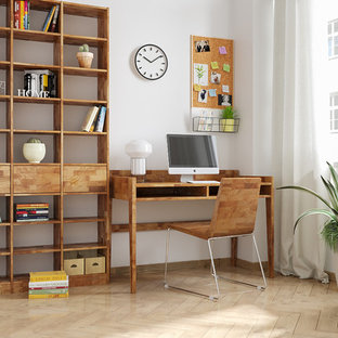 Cette photo montre un bureau tendance avec un mur blanc, un sol en bois peint, cheminée suspendue, un bureau indépendant et un sol marron.