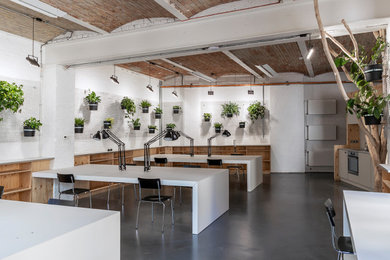 Modelo de despacho abovedado moderno de tamaño medio con paredes blancas, suelo de linóleo, escritorio empotrado, suelo gris y ladrillo