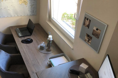Modernes Arbeitszimmer mit Arbeitsplatz und freistehendem Schreibtisch in Sonstige