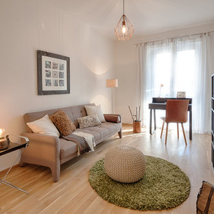 Kleines Modernes Lesezimmer ohne Kamin mit beiger Wandfarbe, Laminat, freistehendem Schreibtisch und beigem Boden in Hannover