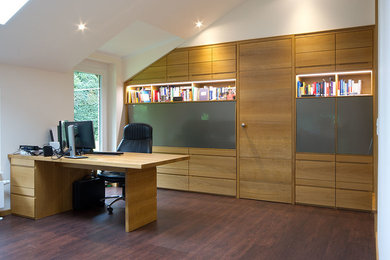 This is an example of a contemporary home office in Bremen.