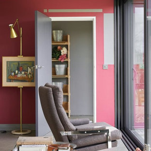 Kleines Eklektisches Arbeitszimmer ohne Kamin mit roter Wandfarbe, Vinylboden und grauem Boden in Nürnberg